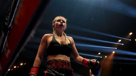 fighter flashes crowd after victory|Boxing: Daniella Hemsley flashes crowd after Kingpyn。